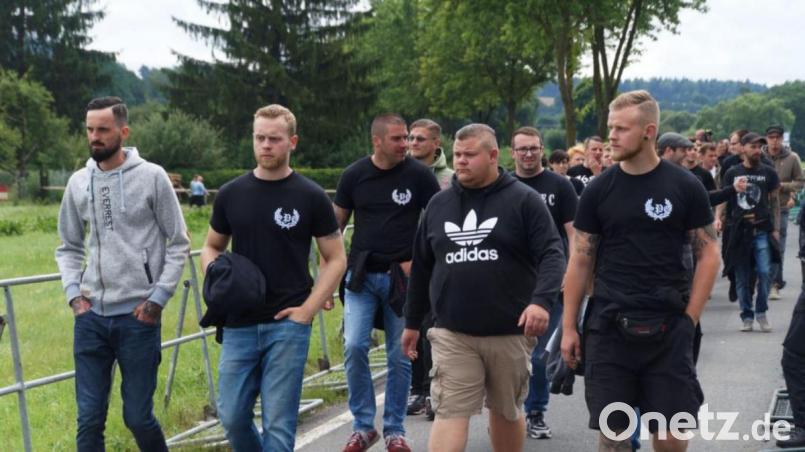 Im Juli 2017 feierten Mitglieder der rechtsextremen &quot;Prollcrew&quot; bei einem Neonazi-Festival in Thüringen. Unter den Besuchern war auch Florian Spiegler (zweite Reihe rechts). Er distanziert sich mittlerweile. Bild: Lionel C. Bendtner