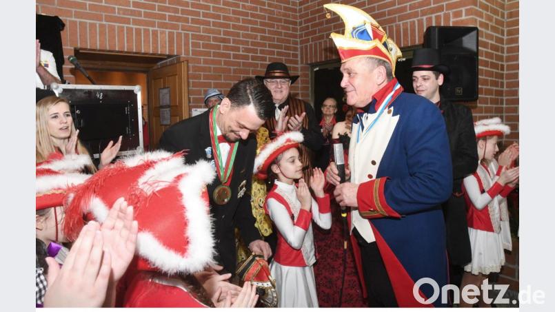 Christian Würdinger (mit Orden) steht vor Oberbürgermeister Kurt Seggewiß als Napoleon. Bild: Gabi Schönberger