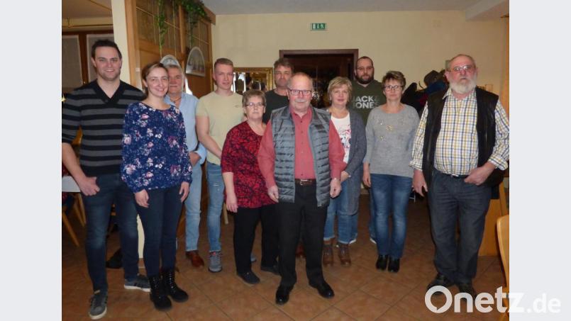 Sie sind Garant für das Gelingen der alljährlichen Veranstaltung am ersten Weihnachtsfeiertag, das Team der Hessenreuther Waldweihnacht (von links): Johannes Bader, Lorraine Großpietsch, Peter Müller, Philipp Reindl, Brigitte Steinkohl, Josef Reindl, Robert Steinkohl, Gerda Reindl, Tom Schusser, Manuela Schmiegel sowie Rainer Rupprecht. Ohne ihr Engagement wäre die großartige Spendenaktion gar nicht möglich. Bild: mng