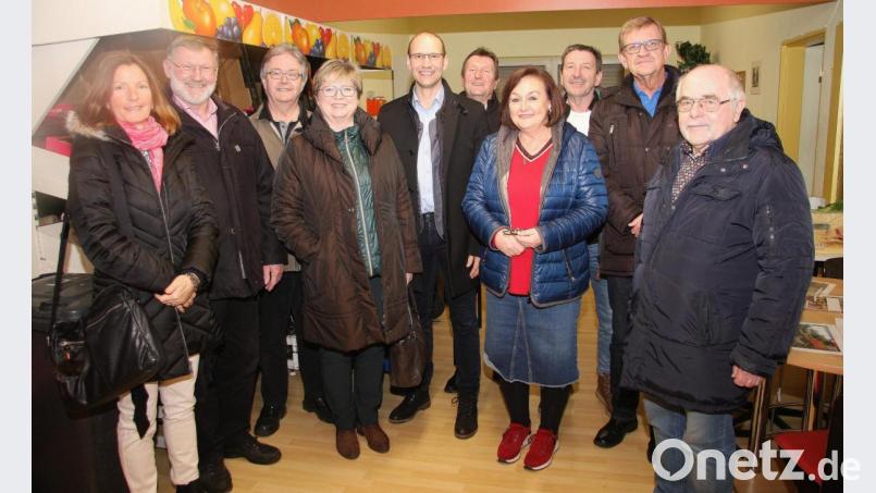Vorsitzende Nicole Fürst (Vierte von rechts) führte die Besucher von der Freien Wähler Kreistagsfraktion durch die Räume der Mitterteicher Tafel. Angeführt wurde die Delegation von Fraktionssprecher Hans Klupp (Dritter von links) und Kreistagsmitglied und Landratskandidaten Ely Eibisch (Fünfter von links). Bild: wro