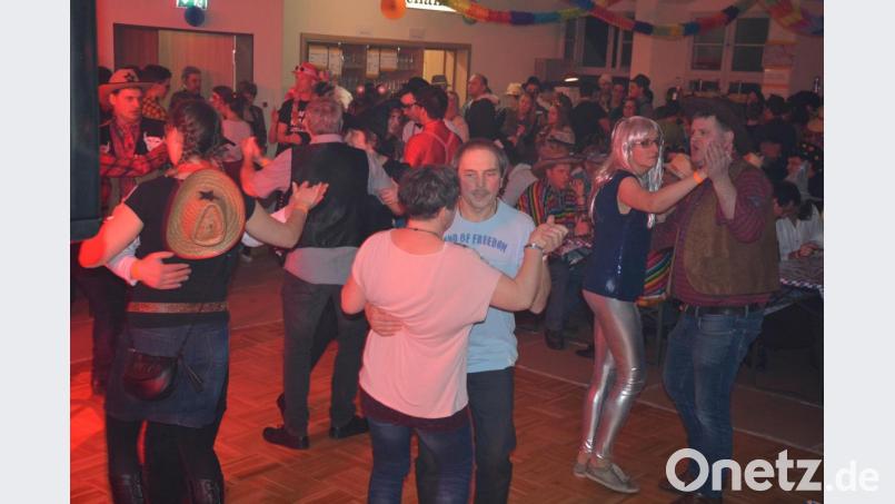 Die Tanzfläche war fast den ganzen Abend lang gut besetzt, es wurde eifrig am Rosenmontag getanzt. Bild: jr