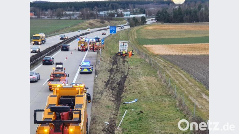 Auf der A93 kam ein Lkw an der Anschlussstelle Abensberg in Fahrtrichtung von München Richtung Regensburg von der Straße ab. Bild: Alexander Auer