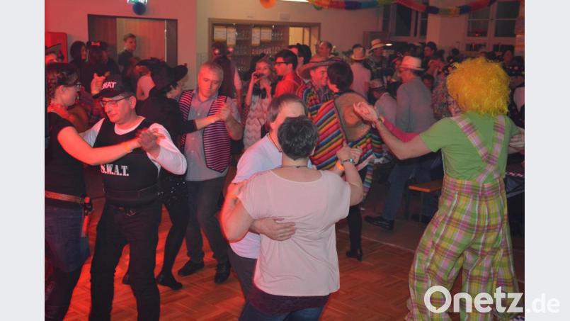 Die Tanzfläche war fast den ganzen Abend lang gut besetzt, es wurde eifrig am Rosenmontag getanzt. Bild: jr