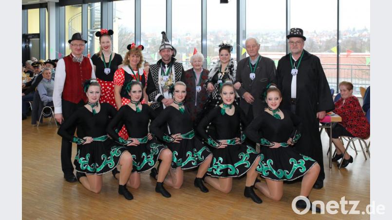 (hintere Reihe von links) Zweiter Bürgermeister Johannes Reger mit den Ordensträgern Carolin Böckl, dritte Bürgermeisterin Sonja Heindl, Prinz Stefan I., Annie Wandel, Prinzessin Kathrin I., Mathias Stock und Projektleiter Roland Lochner. Bild: JOCHEN NEUMANN
ERBENDORF