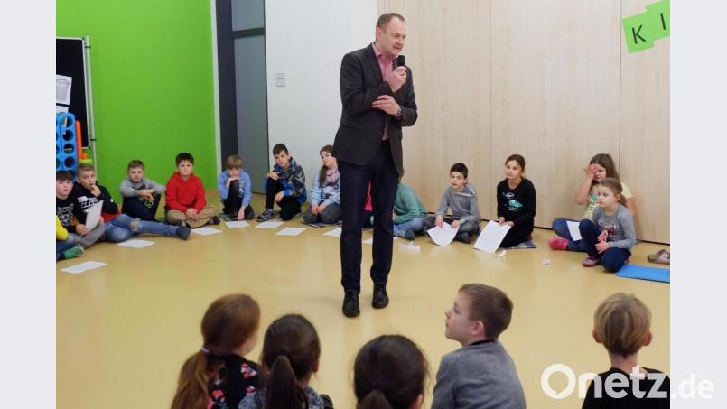 Der Jugendbeauftragte Erich Meidinger unterhält sich mit den Kindern über die Rechte, die sie haben. Bild: wec