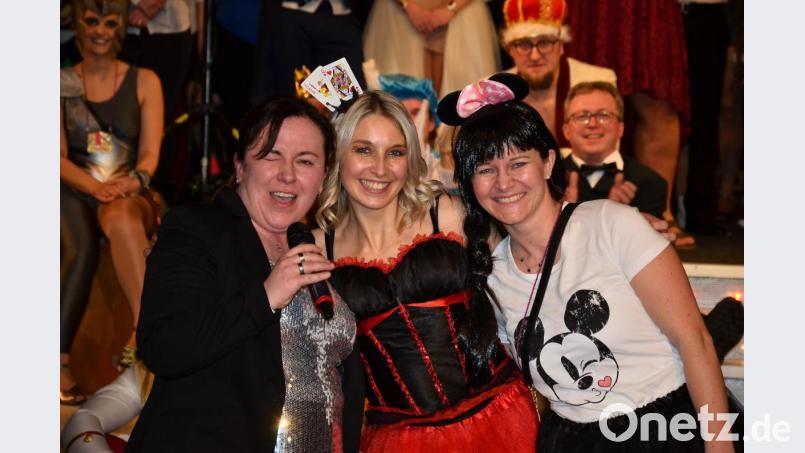 Mit einem Augenzwinkern gratuliert VFV-Vizechefin Katja Ring den beiden erfolgreichen Trainerinnen, Sabine Karl und Sandra Fryges (von rechts) zur grandiosen Show der Oldiegarde. Bild: fjo