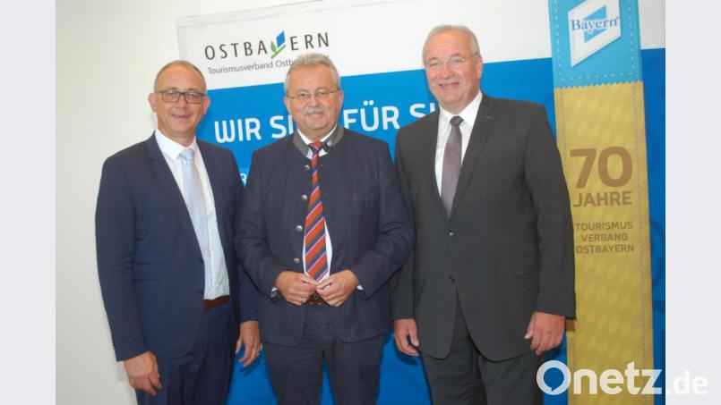 Josef Laumer (Mitte) ist der neue Präsident des Tourismusverbands Ostbayern. Er folgt auf Franz Löffler (rechts). Verbandsvorstand Michael Braun gratulierte. Bild: gib