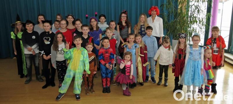 Zum Faschingskonzert spielte die "Musikschule Fantasie“ in bunten Faschingsgewändern, angeleitet von Lilia Gette (rechts hinten). Bild: Dobmeier Bild: Dobmeier