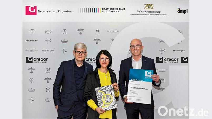 Freuten sich über die besondere Auszeichnung für den Kalender: (v.l.) Alexander Feig, Antonia Feig mit Kalender und Jürgen Frischmann Bild: Benjamin Köder/exb