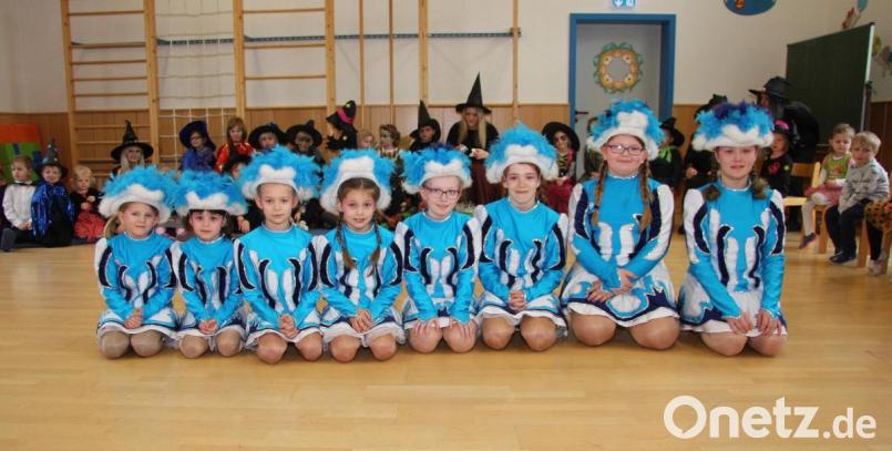 Die Jugendgarde ist ein Teil der Wiesauer Faschingsgesellschaft „Weiß-Blau.“ Sie war eingeladen worden, um im Kindergarten ihr Können unter Beweis zu stellen. Bild: wro