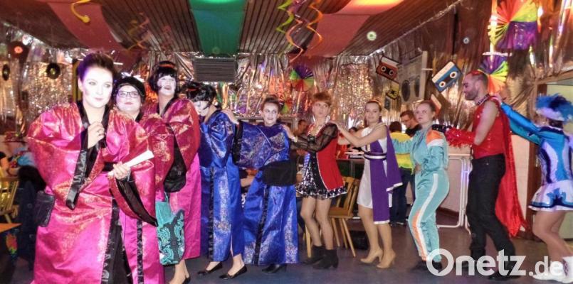 Polonaise unter „japanischer“ Anführung! Da bleibt kaum ein Stuhl besetzt. Bild: jml