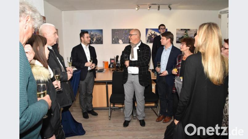 Wilfried Forster (Mitte) zeigt beeindruckende Bilder vom Karneval in Venedig im Wahlkreisbüro von Christoph Skutella. Bild: hcz