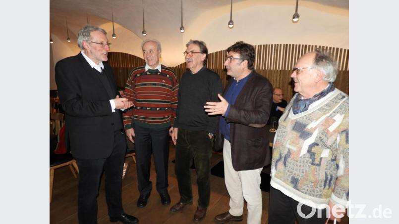 Auch nach dem Vortrag beim Oberpfalzverein ist Professor Clemens Richarz (links) ein gefragter Mann in Sachen energieeffizientes und nachhaltiges Bauen. Bild: Winkler