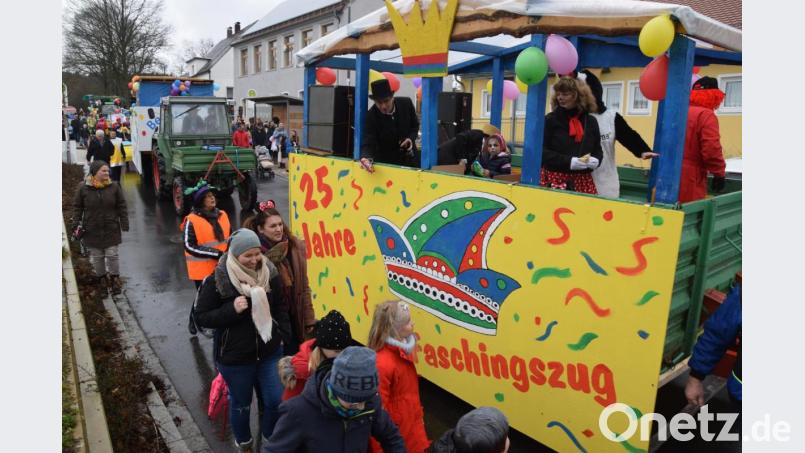 Die SPD führt mit dem Jubiläumswagen den Gaudizug an. Bild: fz