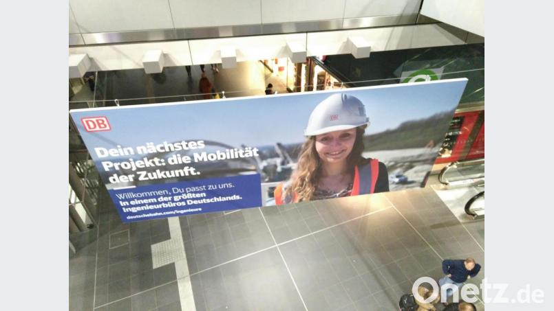 Ingenieurin werden. Larissa Langer kann das bedenkenlos empfehlen. Wie hier in Berlin steht oder hängt ihre Überzeugung zurzeit an Dutzenden deutschen Bahnhöfen unterschiedlichster Größe. Bild: phs