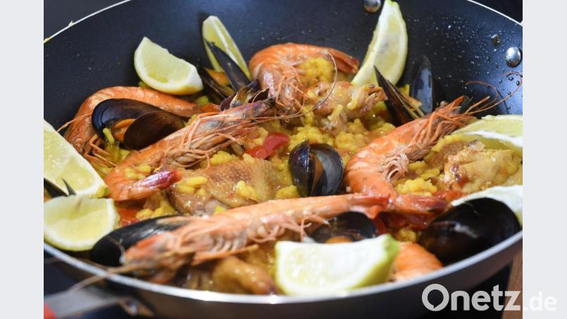 Im Backofen wird das Gericht fertig gegart. Serviert wird die Paella in der Pfanne, garniert mit Zitronenspalten. Bild: Gabi Schönberger
