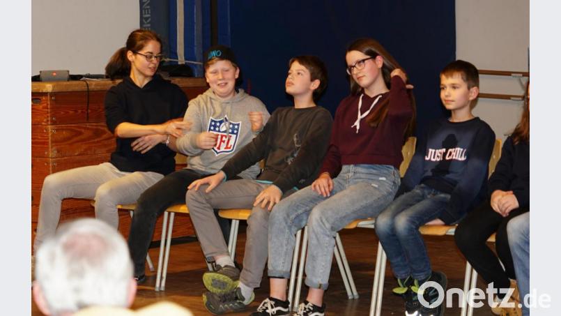 Mit lustigen Sketchen sorgen die Ministranten und der Pfarrgemeinderat von St. Margareta Kemnath für Unterhaltung beim Pfarrfamilienabend. Bild: ads