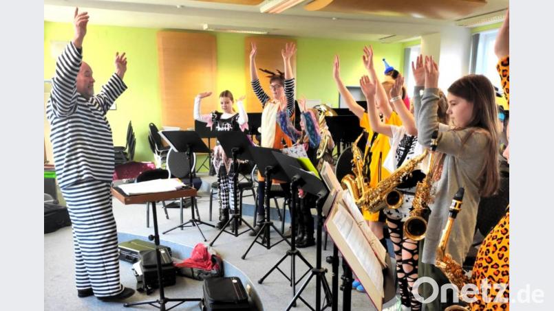 Kunterbunt verkleidet präsentiert der Nachwuchs ausgewählte Fastnachtsklassiker und Faschingshits unter Anleitung von musikalischem Leiter Hermann Mack (links). Bild: fjo