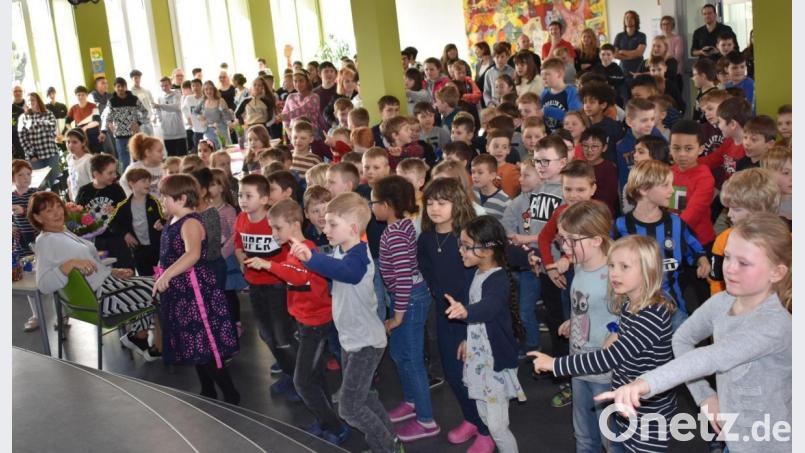 Nach knapp 35 Jahren an der Grafenwöhrer Grund- und Mittelschule verabschiedet sich Schulsekretärin Brigitte Hörl von ihren Kollegen und Schülern. Für diesen Anlass haben die Jungen und Mädchen einen Tanz einstudiert. Bild: rgr