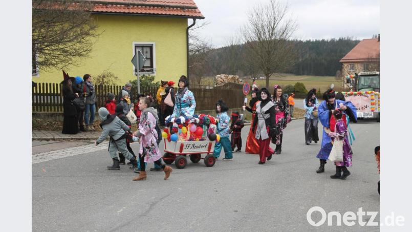 Die &quot;Feuerfüchse&quot; der Kinderfeuerwehr Neudorf feiern ebenfalls kräftig mit. Bild: pi
