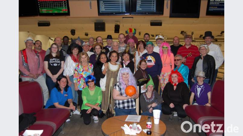 Die Teilnehmer am &quot;Funky Faschings Bowling&quot; des Deutsch-Amerikanischen Kontaktclubs haben mächtig viel Spaß. Bild: az