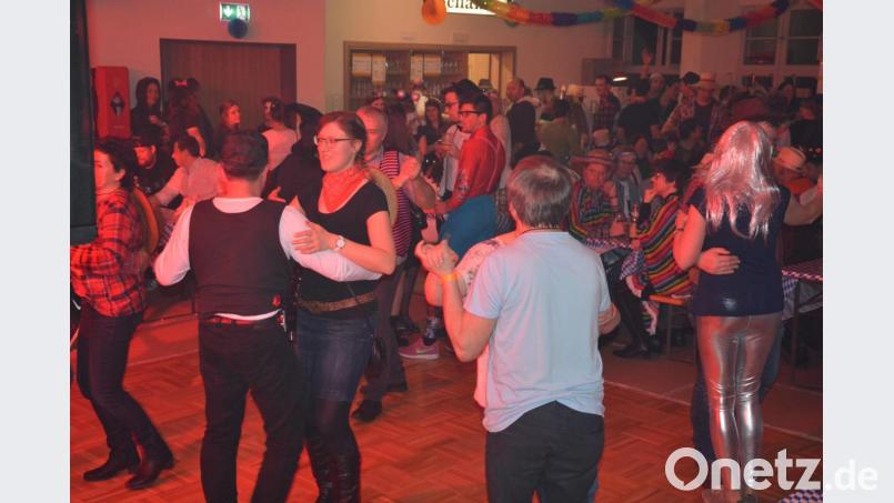 Die Tanzfläche war fast den ganzen Abend lang gut besetzt, es wurde eifrig am Rosenmontag getanzt. Bild: jr