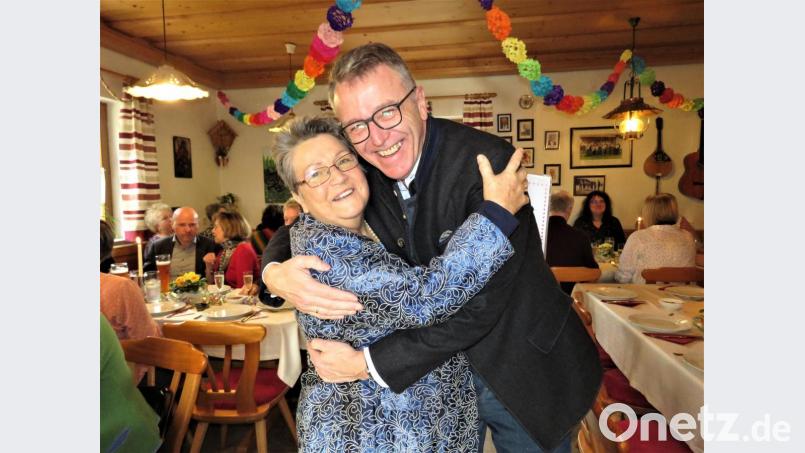 Inge Pannrucker und Franz Stahl und sie haben ein herzliches Verhältnis zueinander, auch wenn sie politisch nicht immer einer Meinung waren. Bild: ubb