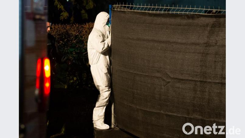 Der Tatort wird weiter untersucht. Foto: Swen Pförtner/dpa Bild: Swen Pförtner