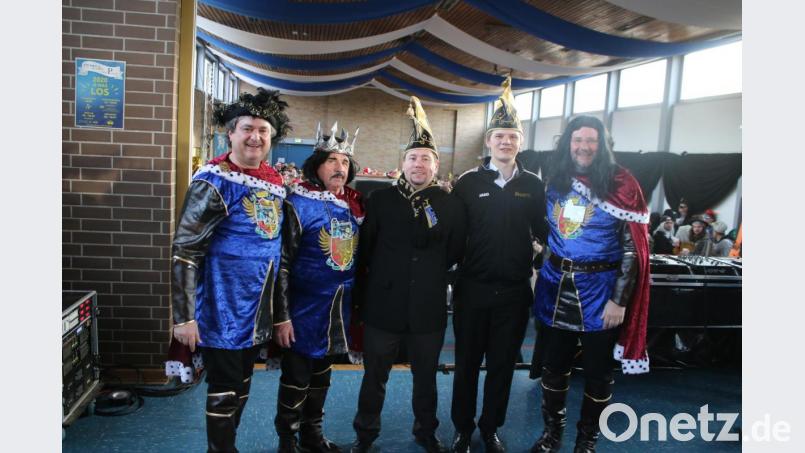 Für Werner Walberer (Zweiter von links) ist es die letzte Faschingssaison als Bürgermeister. Gemeinsam mit Bernhard Stangl, Stadtverbandsvorsitzendem Christian Panzer, PFV-Präsident Martin Reis und Maximilian Schwärzer (von links) dankt er allen Helfern für den erfolgreichen Faschingszug. Bild: sne