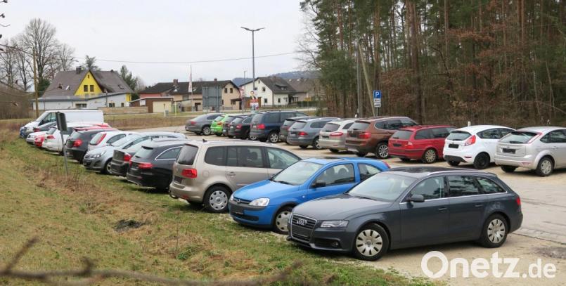 Neben Straßenbaumaßnahmen steht heuer auch die Erweiterung des Pendlerparkplatzes bei Klardorf auf dem Tiefbau-Programm des Kreises. Bild: Hirsch