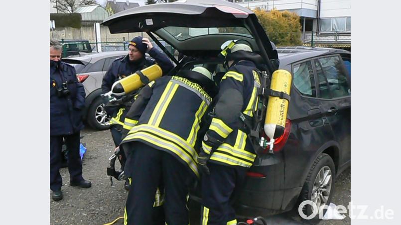 Im Heckraum des BMW X 3 schmoren die Kabel. Davon geht der Brand aus, der aber schnell unter Kontrolle gebracht ist. Die Feuerwehrkräfte trennen umgehend die Stromversorgung ab. Bild: dob