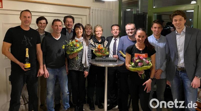 Bei der Mitgliederversammlung des TC Schanzl wurden die Frauen und Männer geehrt, die sich im Verein über das normale Maß hinaus engagiert haben (von links): Didi Fahlke, Moritz Steger, Norbert Henn, Markus Wagner, Barbara Brosch, Sabine Henn, Christel Lindner, Mario Neumann, Andreas Schmidtgall, Nicky Marquard, Sebastian Grau und Sebastian Wagner. Bild: Helmut Weigl/exb