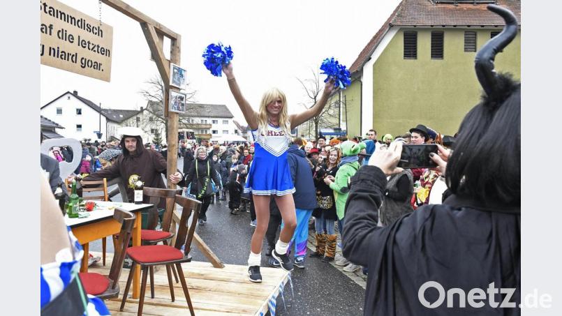 Wie immer voller Freude dabei: Der Stammtisch, der in den vergangenen Jahren ob seiner Kreativität einige Preise bei der Prämierung der schönsten Gruppen absahnte. Bild: Petra Hartl