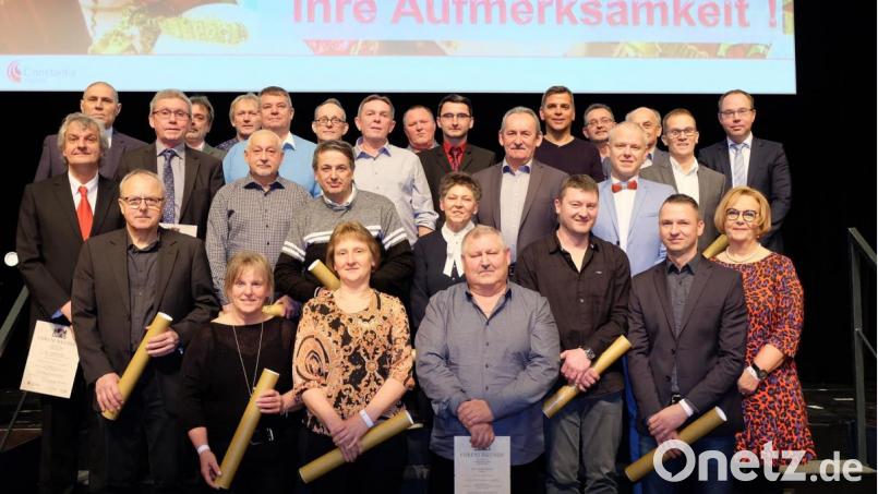 Die Geehrten der Constantia Pirk werden für 45-, 40 beziehungsweise 25-jährige Betriebszugehörigkeit ausgezeichnet. Bild: exb
