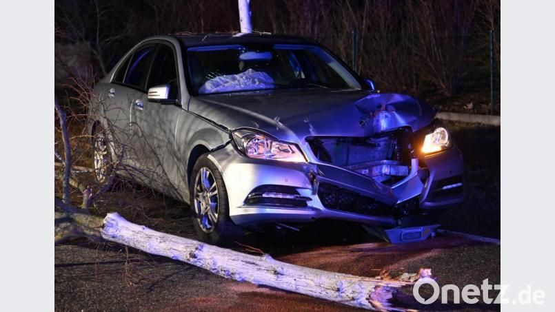 Ein 18-jähriger Mercedes-Fahrer aus Sulzbach-Rosenberg „fällt“ in der Rosenmontagsnacht zwei Bäume in Poppenricht. Er hatte die Kontrolle verloren, als ein Kleintier über die Straße gehuscht war. Bild: gf