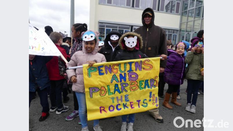 Den Erhalt des Lebensraumes von Pinguinen und Eisbären wünschen sich diese Schüler. Bild: rn
