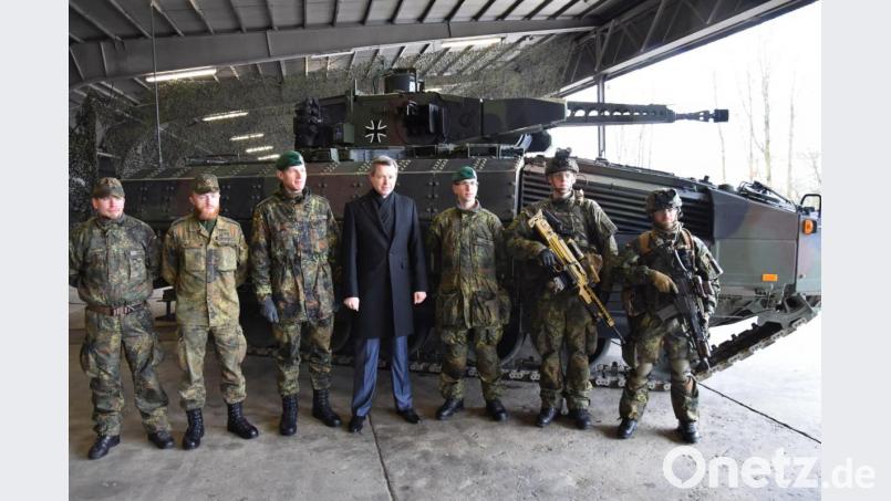 Zum Abschluss seines Besuchs in der Grenzland-Kaserne stellt sich der Parlamentarische Staatssekretär im Verteidigungsministerium, Thomas Silberhorn (CSU, Mitte), mit Panzergrenadieren zum Gruppenfoto auf. Bild: Alexander Pausch