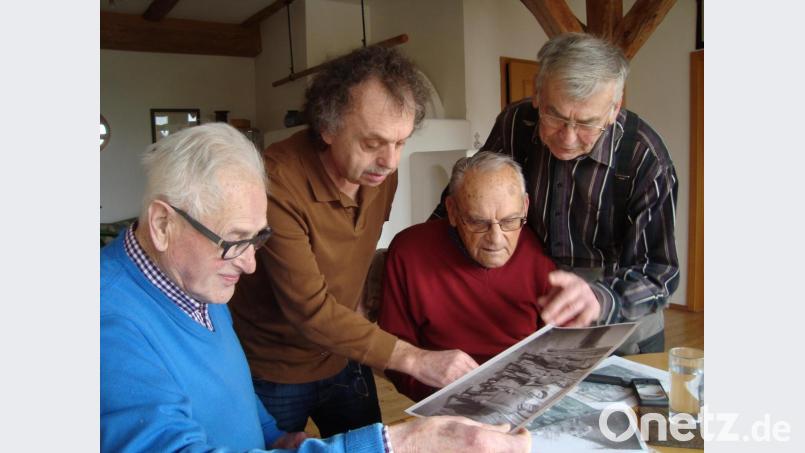 Die Zeitzeugen (von rechts) Hans Graf, Georg Schaller und Franz Hummel berichten vom Ende des Krieges in Ursensollen. Helmut Ludwig, seine Mutter stammt aus dem Unteren Wirtshaus in Hohenkemnath, besitzt noch viele Fotos aus dieser Zeit aus dem Nachlass seiner Münchener Tante. Die Senioren waren Klassenkameraden an der Volksschule Hohenkemnath. Bild: schß