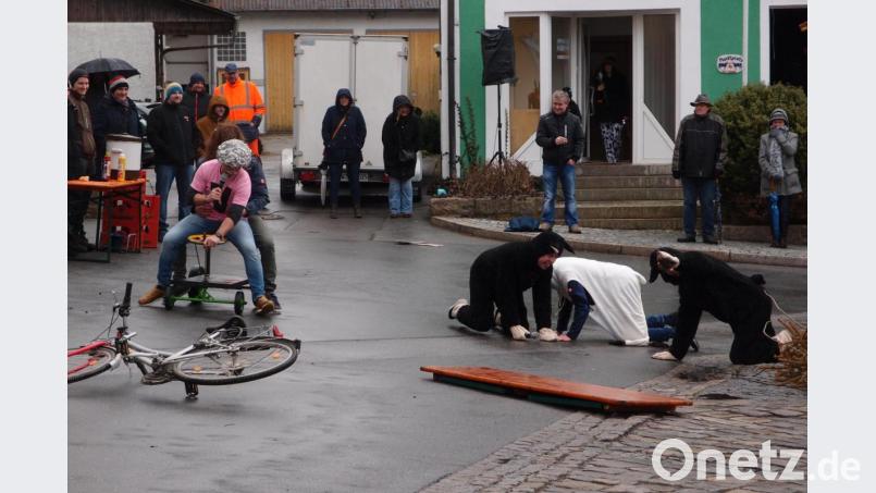 Die ausgerissenen Schafe mussten wieder eingefangen werden. Bild: gi