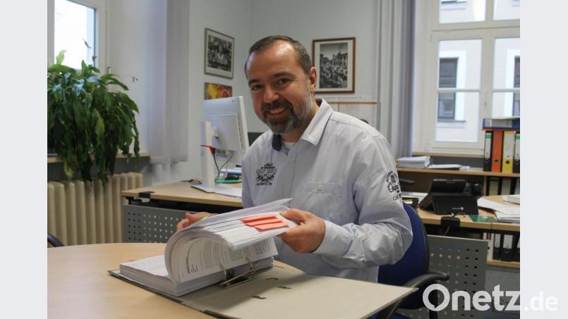 Thomas Schraml ist am Landratsamt zuständig für die Kommunalwahl. Auf seinem Tisch landen die Wahlvorschläge, die in dicken Ordnern ankommen und geprüft werden. Bild: sfo