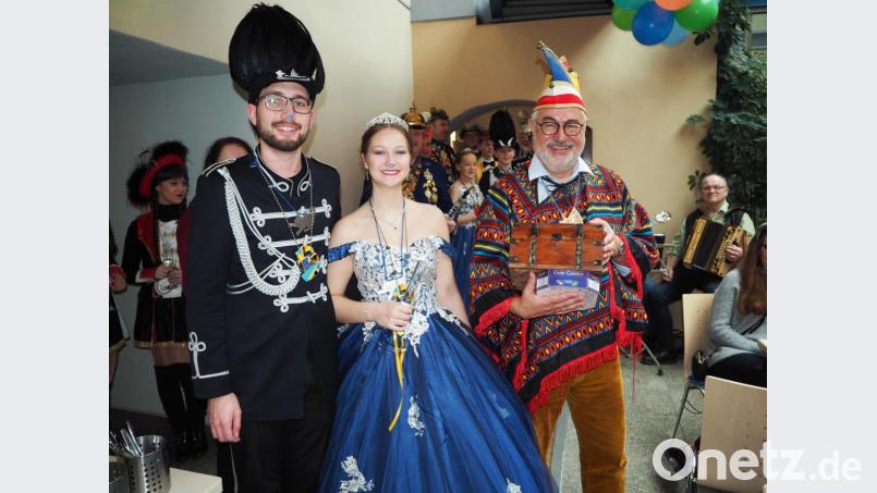 Das Prinzenpaar übergibt die geplünderte und neu gefüllte Stadtkasse an Bürgermeister Rupert Troppmann. Bild: exb