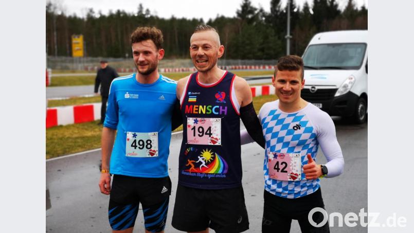 Andreas Hecht (Mitte) von der DJK Weiden gewann den zweiten Lauf der Oberpfälzer Winterlauf-Challenge rund um den Murner See vor Armin Reif (rechts) von der LG Passau und Korbinian Lehner von der LSG Höchstadt-Aisch. Bild: Sven Hindl