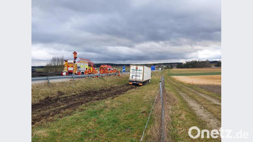 Auf der A93 kam ein Lkw an der Anschlussstelle Abensberg in Fahrtrichtung von München Richtung Regensburg von der Straße ab. Bild: Alexander Auer