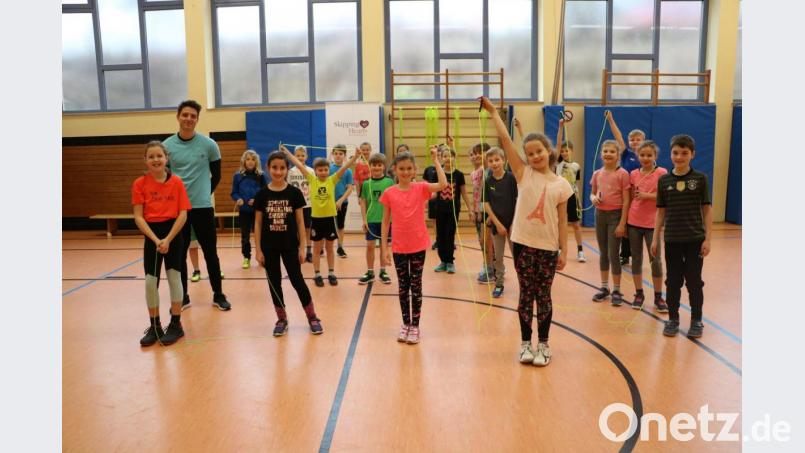 Anton Habla mit dem Schulkindern in Aktion beim Seilspringen. Bild: gru