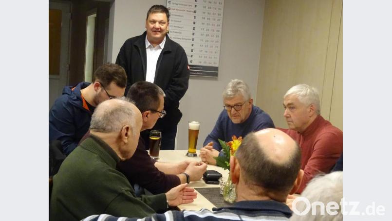 Einkehr nach abendlicher Wanderung: Im Dürnsrichter DJK-Sportheim beantwortet Bürgermeister Christian Ziegler (vorn stehend) die Fragen seiner Begleiter und empfiehlt ihnen: "WIr müssen fensterbacherisch denken." Bild: Houschka