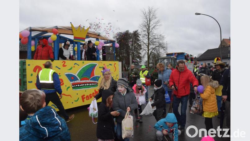 Die Taschen sind bereits gefüllt und trotzdem hagelt es von den Wagen Süßigkeiten und sogar Drinks für die Erwachsenen. Bild: fz