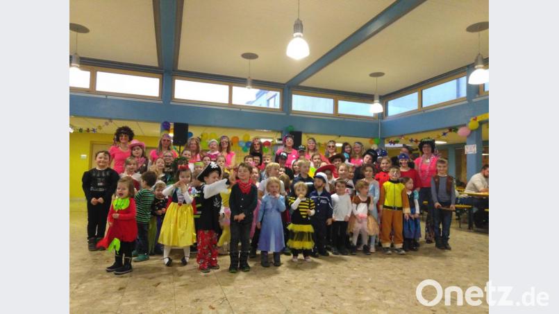 Zum Abschluss des Tännesberger Kinderfaschings standen alle Helfer in einer vollkommen zufriedenen Kinderschar. Bild: rfi