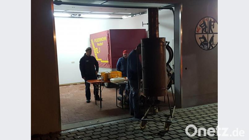 Das Team am Smoker hat am Helmabend der Feuerwehr ordentlich zu tun. Bild: hme