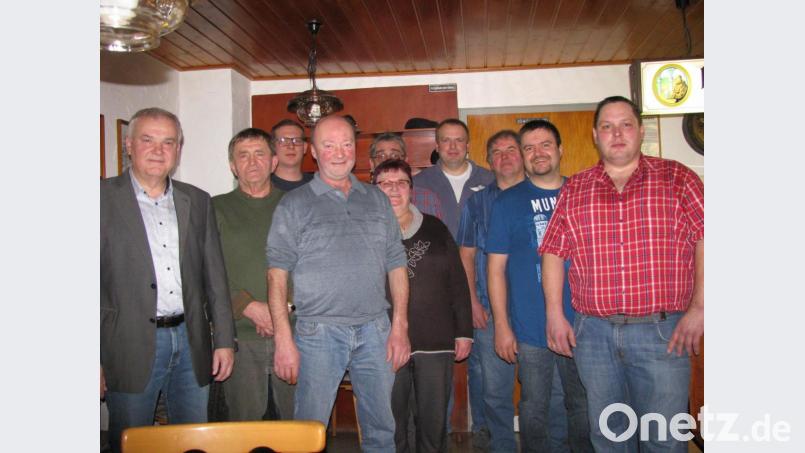 Der neue Vorstand mit Jagdvorsteher Richard Braun (rechts). Schriftführer Thomas Wörl wurde neu gewählt (hintere Reihe, Dritter von links) sowie als Beisitzer Harald Tretter (Zweiter von rechts). Bild: exb