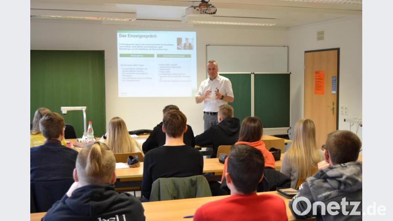 Tobias Wolf von der AOK bereitete die Schüler der Ausbildungsrichtung Wirtschaft und Verwaltung auf Einstellungsfragen vor. Bild: Fachoberschule Marktredwitz/exb